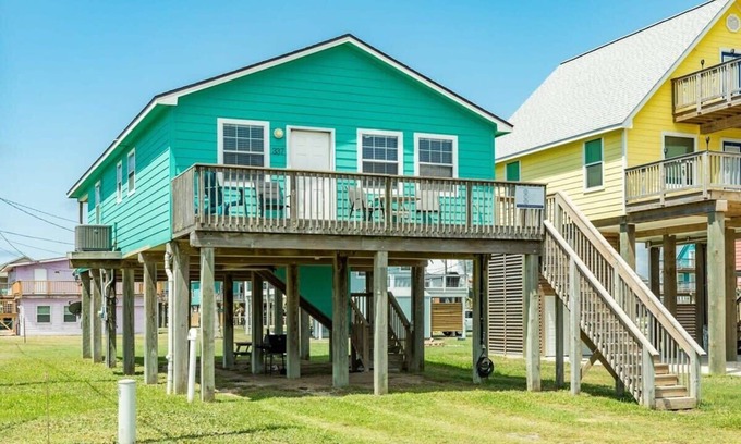 Surfside Beach House | Sweet Caroline-Surf Shack Style, Walk to Beach & Jetty!