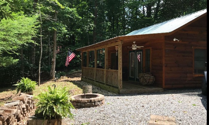 Murphy Cabin | Sweet Sawyers Cabin in the woods of quaint Murphy, Cozy Hideaway, close to tow