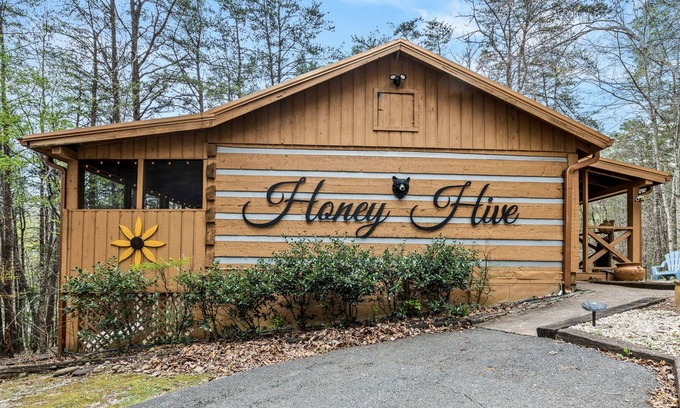 Gatlinburg - Pigeon Forge Cabin | Sweetheart Log Retreat King Hot Tub Flat Driveway Close2PKWY 2 Porches Fireplace