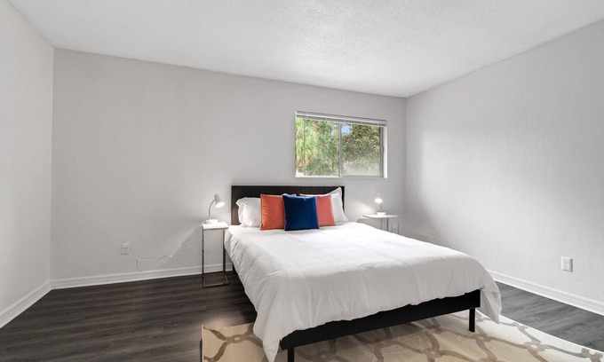 Gainesville Apartment | Sweetwater 7E I Beautiful 2Bd Apt I Free Parking
