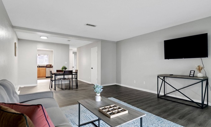 Gainesville Apartment | Sweetwater 8B I Beautiful 2Bd Apt I Free Parking