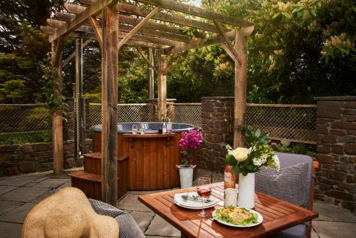 Heligan Apartment | Swifts Return - Apartment with hot tub, sauna and indoor pool (Dartmoor)