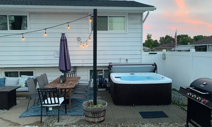 Parma House | Swim & Relax: Pool, Hot Tub & Renovated! HomeHop