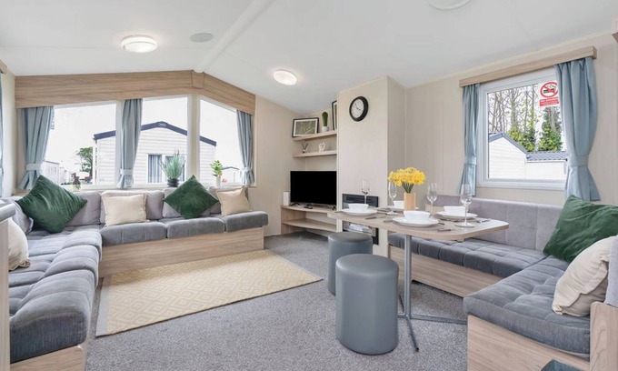 Prestonpans Apartment | swimming pool, entertainment complex, and children's play areas.