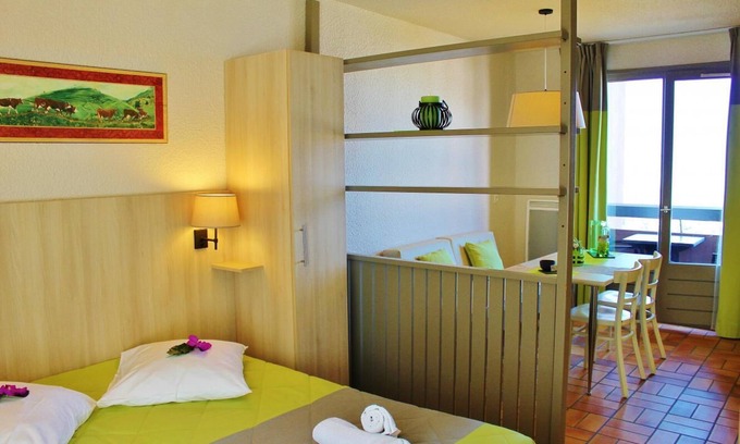 Evian-les-Bains Apartment | Swimming pool, sauna, terrace, balcony, tv, 52m², Thollon les Mémises