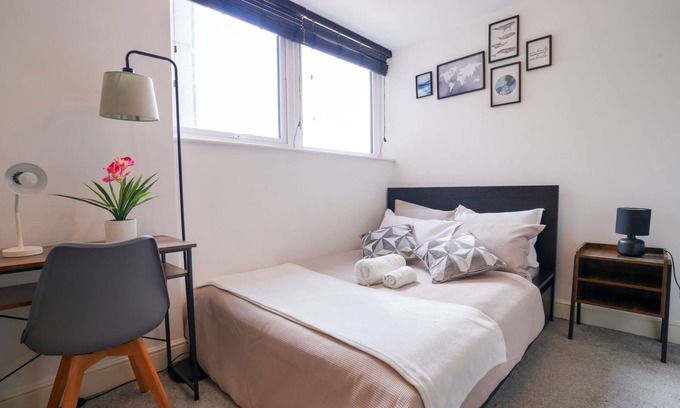 Swindon Apartment | Swindon Centre Apartment 3 min walk to train and main bus station