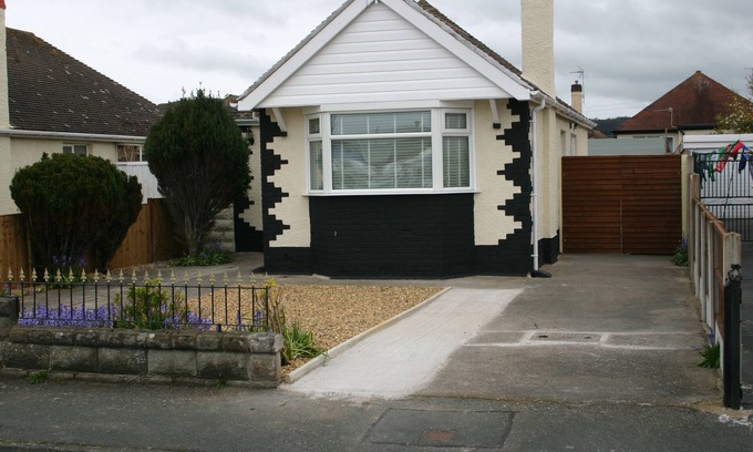 Prestatyn House | Swn y mor detached Holiday Let- Dog friendly by the sea Prestatyn with Hot tub