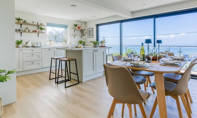 Harlech Cottage | Swn y Mor - sleeps 8 guests in 4 bedrooms