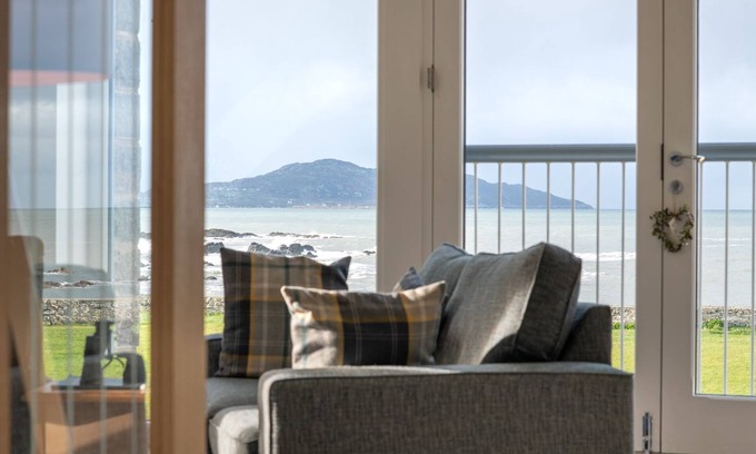 Llanfaethlu Other | Swn Y Mor - Stunning Anglesey beachside holiday home