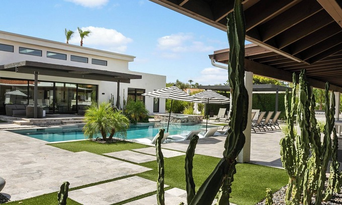 Equestrian Manor House | SWSS - ModernCompound - Guests Love It! Private Pool Hot Tub Putting Green