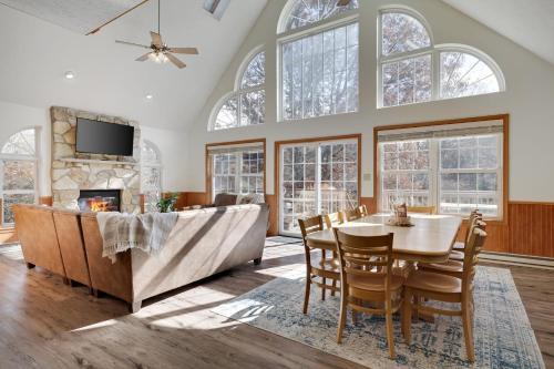 Albrightsville House | Sycamore Cove by AvantStay Hot Tub Game Rooms