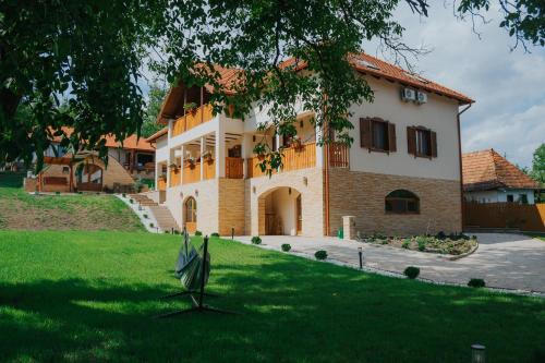 Neaua House | Szénafű