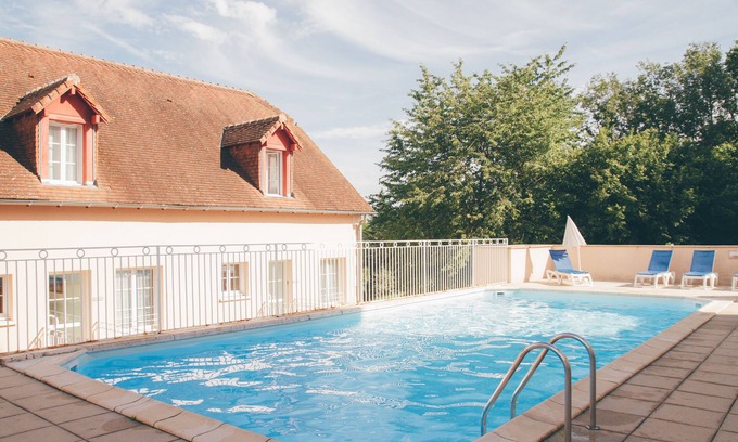 La Roche-Posay Apartment | T2 apartment with heated seasonal pool near Futuroscope