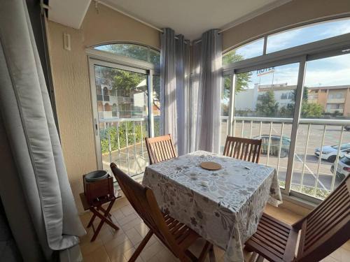 Cap d'Agde Apartment | T2 Cabine rénové Cap d'Agde: 4 pers, parking, prox plages - FR-1-749-74