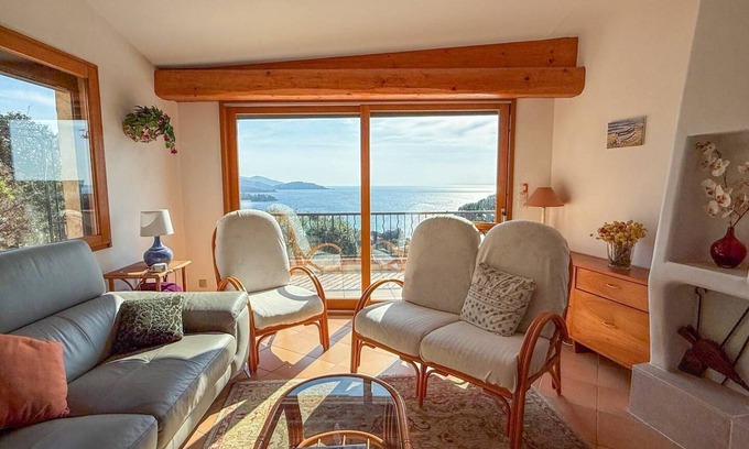 Le Lavandou Apartment | T3 pour 4 personnes, magnifique vue mer sur la baie de Saint Clair