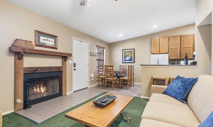 Kimberling City House | Table Rock Access-2 Bed Bungalow w Free Silver Dollar City Tickets-Ozarks Views-Pickleball-Cmty Pool