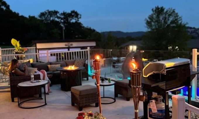 Indian Point Villa | Table Rock Lake Villa: Walk-in, Poolside, Game Room, Epic Views, 3 min from SDC!