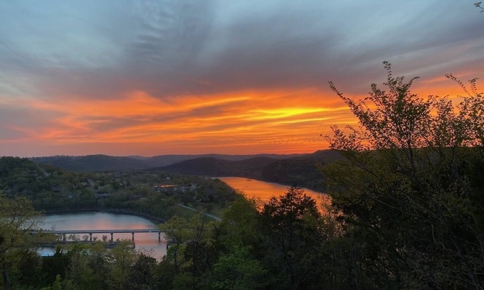 Eureka Springs House | Table Rock Lakeview Home Retreat: Stunning Sunsets, Close to Eureka Springs