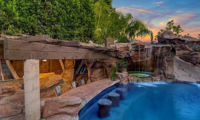 Cathedral City House | Tachevah by AvantStay RELAX LIKE A ROCKSTAR POOL HOT TUB GROTTOGOLF