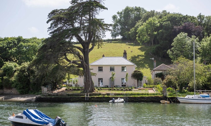 Kingsbridge House | Tacket Wood House - a large and luxurious waterside home in the most picturesque setting