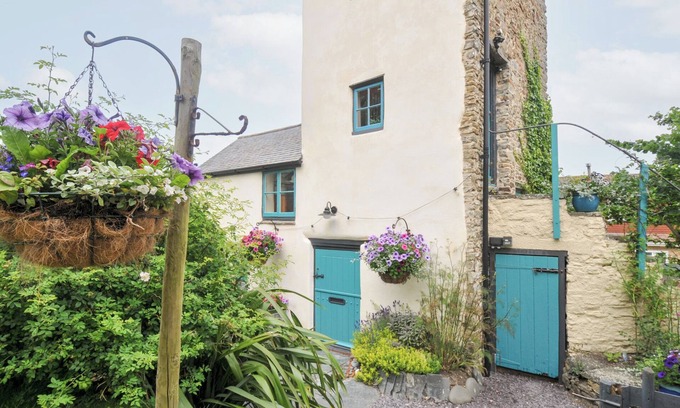 Westleigh Cottage | TADWORTHY TOWER, pet friendly, character holiday cottage in Northam