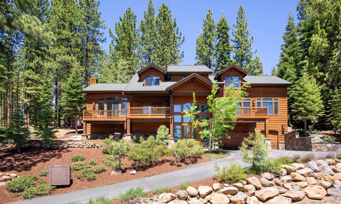 Truckee House | Tahoe Donner 4br/hot tub/fire pit/Sleeps 10 adults
