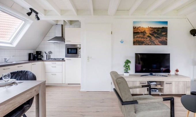 Zwiggelte House | Tailed Wit I Cottage with Cozy Garden