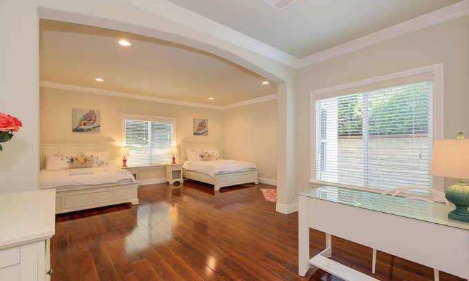 Rowland Heights Hotel | Tambor Hideaway Modern Rowland Escape