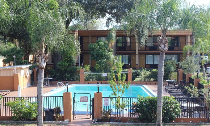 Bearss Plaza Hotel | Tampa Inn - Near Busch Gardens