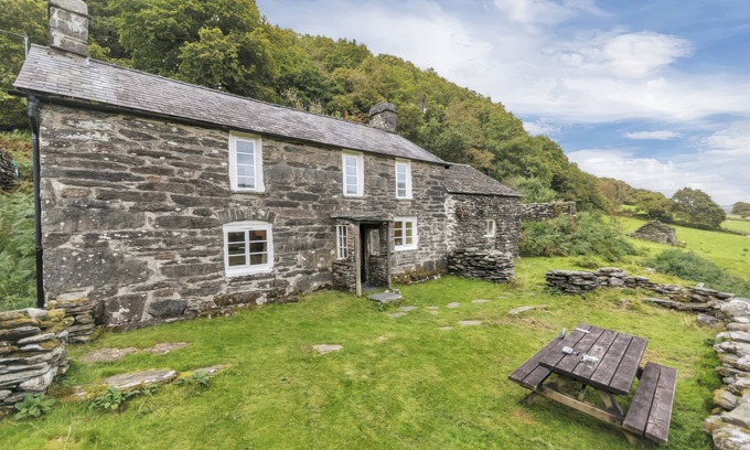 Gwynedd- Snowdonia Cottage | TAN Y CLOGWYN, pet friendly, with open fire in Betws-Y-Coed