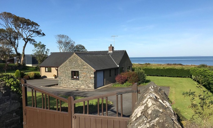 Llwyngwril Cottage | TAN Y FEDWEN, pet friendly, luxury holiday cottage in Llwyngwril