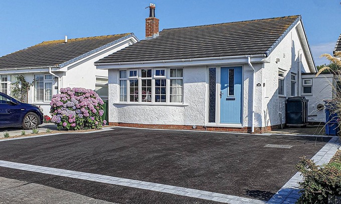 Rhosneigr Cottage | Tan Y Wylan - a bungalow that sleeps 6 guests in 3 bedrooms