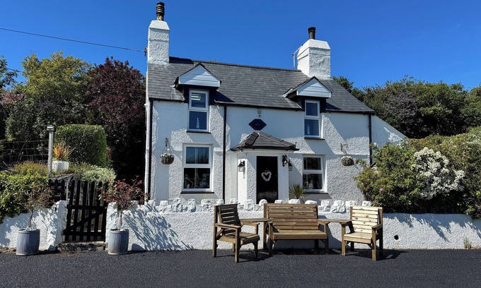 Rhyd-y-clafdy Cottage | TAN YR ALLT, pet friendly, with open fire in Chwilog
