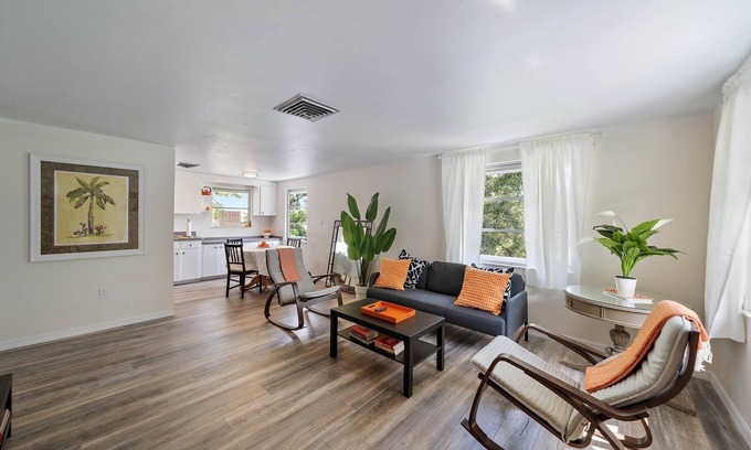 Laurel Apartment | Tangerine Terrace - Beach Escape .7 Mi From Beach