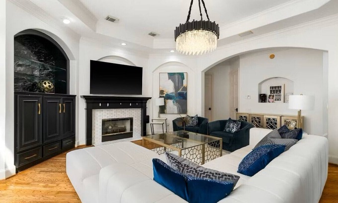 Houston House | Tanglewood Moden Spacious 4-bedroom+ Game Room house w/Hotub