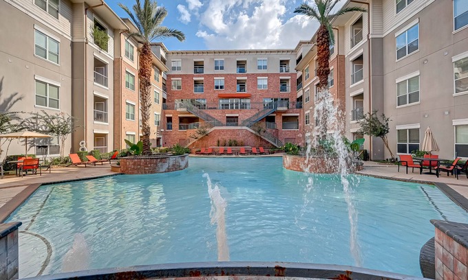 Texas Medical Center Apartment | Tasteful 2 Bed 2 Bath N the Med Center NRG area W Super Amenities &Amazing Pool