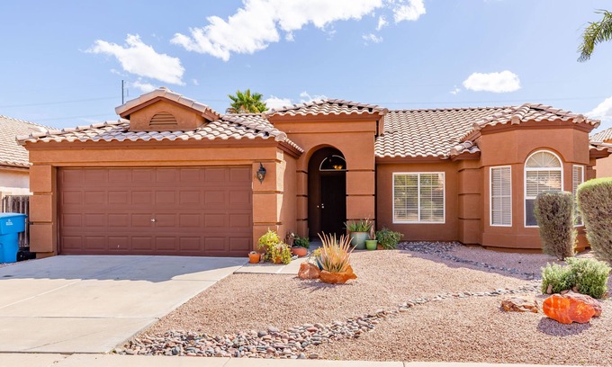 Paradise Valley Village House | Tasteful North Phoenix Pet Friendly Home 8 mins Mayo Clinic & Desert Ridge Mall