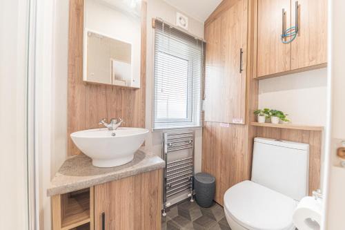 South Lakeland Leisure Village Ski Chalet | Tastefully decorated lodge on popular holiday park, easy access to Lakes and Dales and free parking