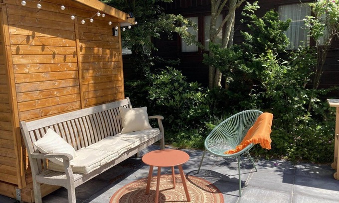 Sint Maartensvlotbrug House | Tastefully furnished, cosy and modern 4-person chalet with 2 bedrooms. Lovely garden with terrace, veranda and lawn. Free WiFi.