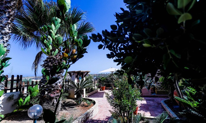 Lampedusa House | Tastefully furnished house with garden and a few steps from the sea.