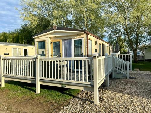 Dogdyke Resort | Tattershall Lakes 2 bedroom,6 berth Holiday home with hot tube
