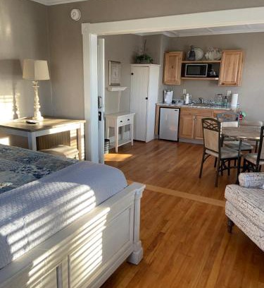 Newport Apartment | Tavern - The Blue Suite