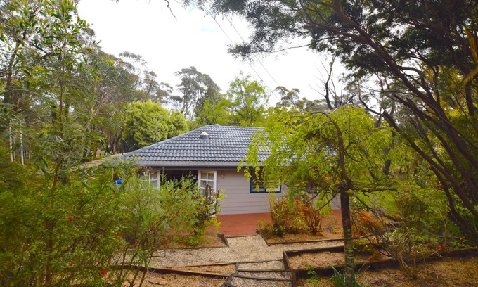 Blackheath House | Teach Na Cairde - House of Friends - Delightful 4 Bedroom Pet-Friendly Home with Essentials Near Quiet Blackheath Bushland