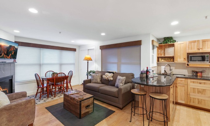 Telluride Condo | Telluride Gold: 2bd/2.5bth STEPS to the gondola!