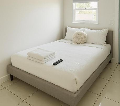 Royal Poinciana Apartment | Tempurpedic Queen - Laundry, Parking & EV Charger