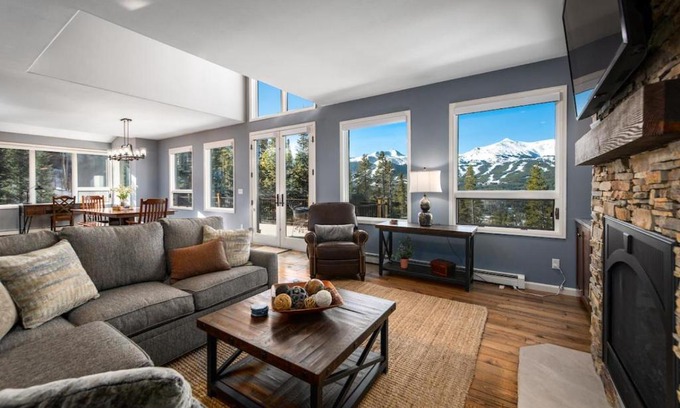 Forest Hills House | Ten Peaks Lookout Home Incredible Views Hot Tub