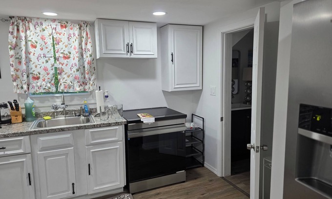 Ashford House | Terrific 4-bedroom house with AC in Ashford