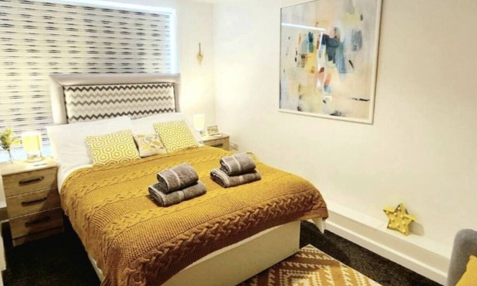 Boscombe Condo | Terrific Sea Breeze 2-bedroom condo with Parking in charming Bournemouth