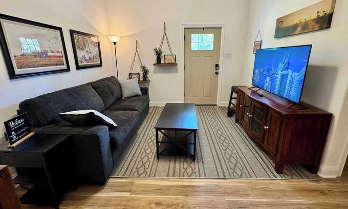 Nederland House | Texas Spindletop 3BR 2BA Home