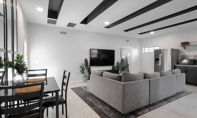 South Dallas - Fair Park House | Texas State Fair/Downtown/Uptown Modern Villa with Game Room and Patio!
